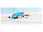 Un camion bleu avec des figurines et des accessoires Peppa Pig