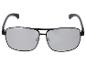Lunettes de soleil aviateur avec monture noire et verres miroir gris.