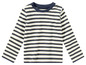 Un t-shirt à rayures à manches longues pour bébé.