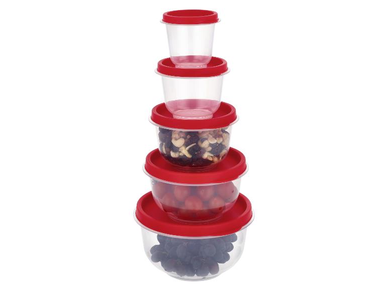 Ensemble de récipients alimentaires empilables avec couvercles rouges, contenant des fruits et des noix.