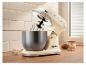 Robot pâtissier crème sur un comptoir avec des œufs, des amandes et de la farine.
