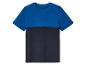 Un t-shirt bleu et bleu marine à manches courtes.