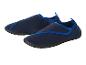 Une paire de chaussures de bain bleu marine.