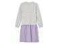 Une robe-t-shirt grise avec une jupe violette en dessous.