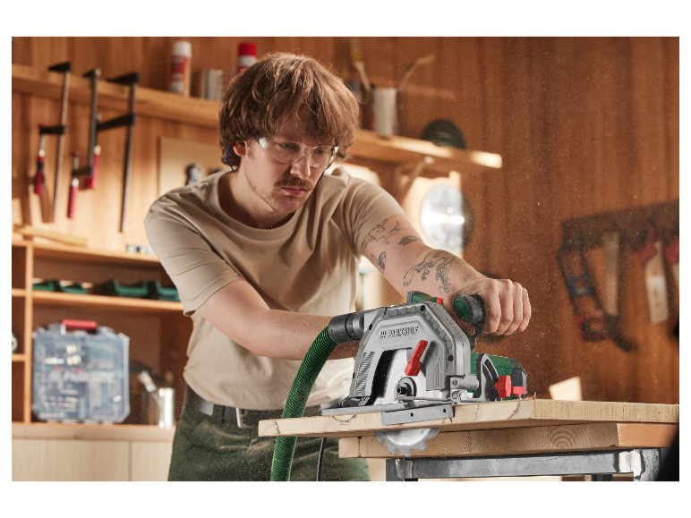 Un menuisier utilise une scie circulaire Parkside pour couper du bois.