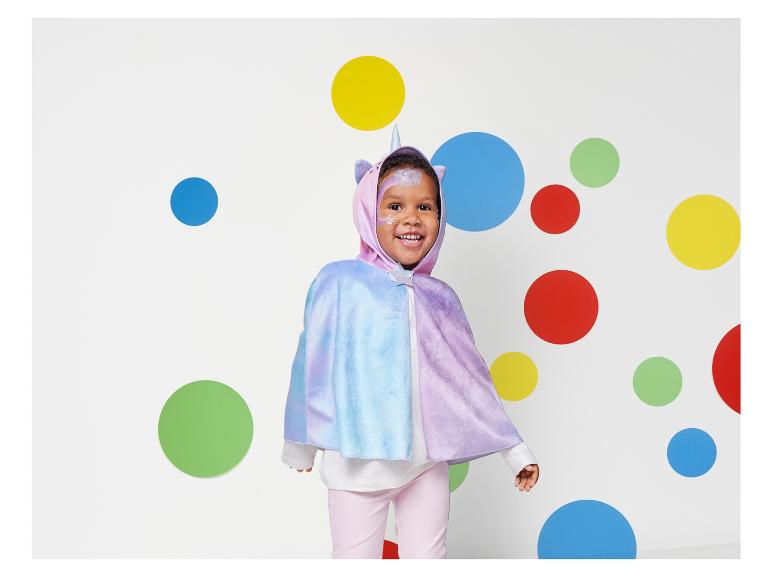 Une fille porte un costume de licorne arc-en-ciel pour enfants.