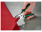 Une main utilisant un outil Parkside pour fixer un bouton sur un tissu rouge.