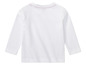 Un t-shirt blanc à manches longues pour bébé.