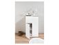 Une armoire blanche avec deux tiroirs et une étagère ouverte, avec un panier et un tapis