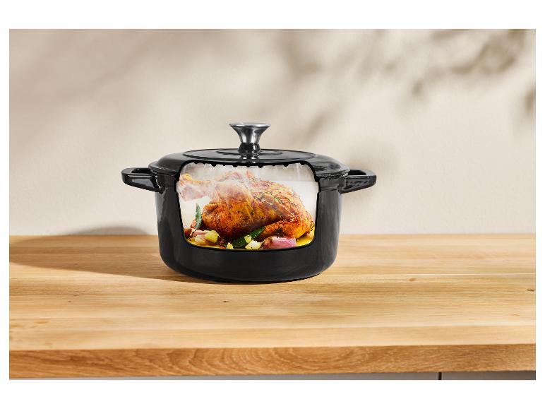 Un poulet rôti dans une cocotte en fonte noire.