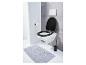 Toilette avec couvercle noir et tapis de bain gris.