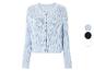 Un pull bleu clair en tricot avec des boutons.