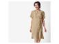 Femme dans une élégante robe beige.