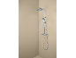 Système de douche chromé avec pomme de douche carrée et douchette à main projetant de l'eau.