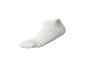 Une chaussette de cheville blanche côtelée sur fond blanc.