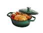 Cocotte verte avec poulet rôti et légumes, couvercle partiellement ouvert