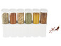 Six pots en verre contenant différents épices, notamment des grains de poivre, du paprika et des herbes séchées.