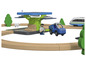 Une voie ferrée en bois avec une voiture bleue, un train et une figurine.