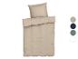 Parure de lit beige avec oreiller et taie d'oreiller.