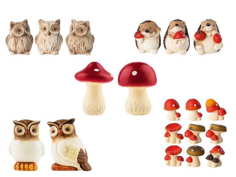 Figurines en céramique : chouettes, hérissons et champignons.