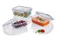 Boîtes de conservation en verre avec salade, soupe et fruits rouges.