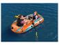 Deux personnes pagaient sur un bateau pneumatique Kondor Elite 2000 orange et bleu.