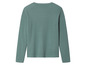 Un pull vert à manches longues.