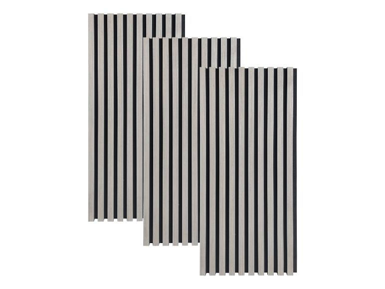 Trois panneaux acoustiques en bois clair avec support en feutre noir, disposés en diagonale.