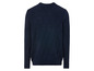 Un pull bleu marine à motif torsadé.