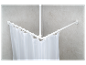 Rideau de douche blanc sur une barre d'angle