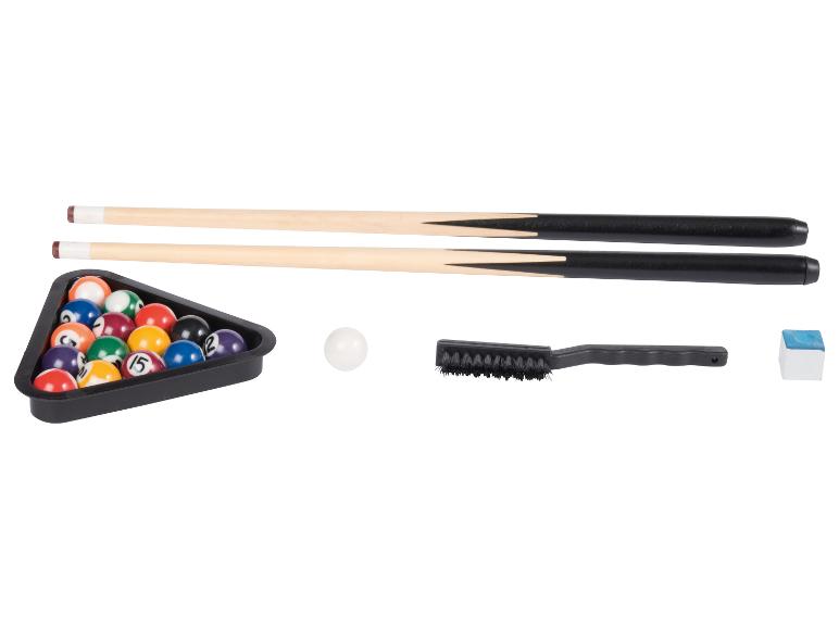 Deux queues de billard, un jeu de billes de billard, une bille blanche, un pinceau et une craie.