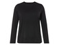 Un t-shirt noir à manches longues.