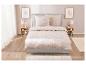 Parure de lit fleurie beige : housse de couette et taies d'oreiller.