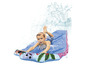 Un enfant glisse sur un toboggan gonflable à imprimé poulpe.