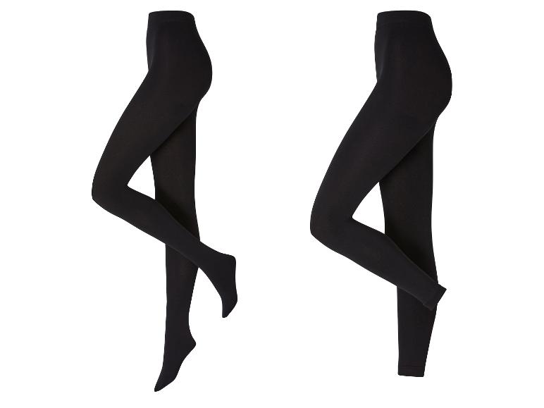 Deux paires de collants noirs, l'une avec la jambe levée et l'autre avec la jambe baissée.