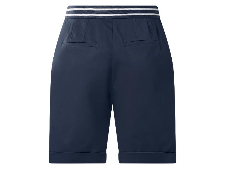 Shorts bleu foncé avec ceinture rayée blanche et poches arrière.