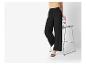 Pantalon large noir et sandales à talons : mode féminine élégante.