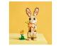 Lapin de Pâques en briques de construction avec une carotte et une fleur.