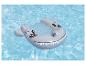 Matelas gonflable enfant en forme de requin gris avec pistolet à eau, flottant dans une piscine.