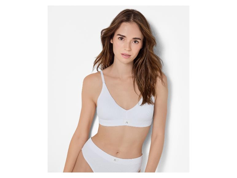 Femme en soutien-gorge et culotte en coton côtelé blanc.