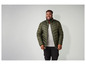 Un homme portant une veste d'hiver verte et un t-shirt gris.