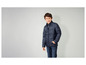 Un garçon porte une veste d'hiver bleu foncé.