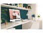Espace de travail avec un ordinateur affichant un magasin de papier peint, bureau, étagères et plantes.