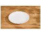 Assiette blanche vide sur une table en bois avec des ombres