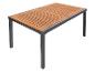 Table de jardin : plateau en bois, structure métallique grise.
