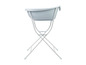 Une baignoire pour bébé bleu clair sur un support en métal blanc.