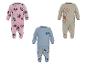 Pyjamas pour enfants avec imprimés de personnages de dessins animés : un rose avec Minnie Mouse, un bleu avec Mickey Mouse et un beige avec Winnie l'Ourson.