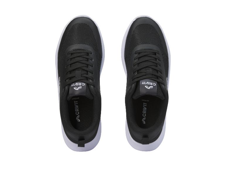 Une paire de baskets Crivit noires.