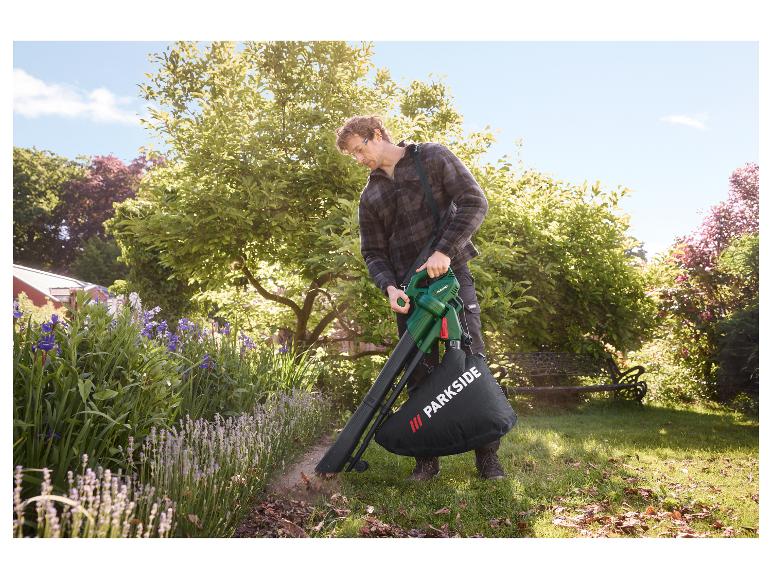 Aspirateur-souffleur de feuilles électrique PARKSIDE® PELSB 2600 A1 utilisé dans un jardin