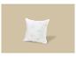 Oreiller blanc avec le texte 'COLD TOUCH' et des flocons de neige bleus, sur fond beige.